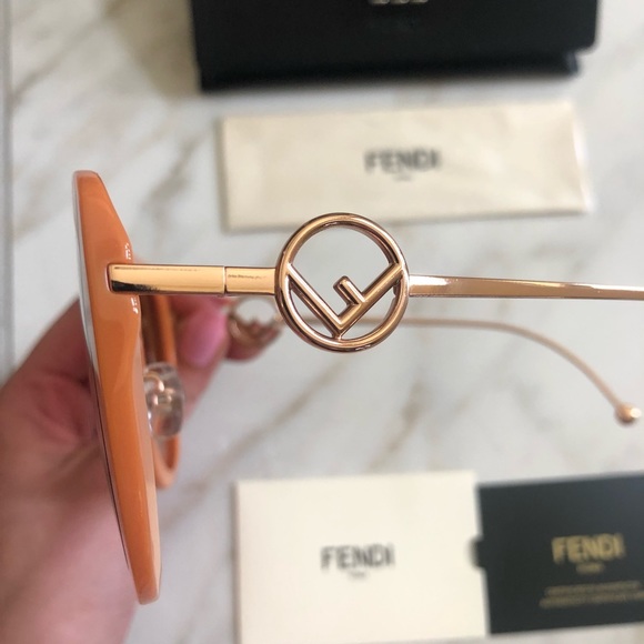 🔥NEW SHOW STOPPER FENDI SUNGLASSES 🔥 - Picture 10 of 16